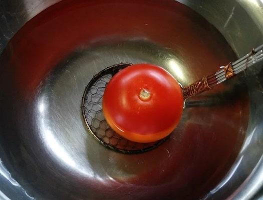 トマトの湯むき（水につける）
