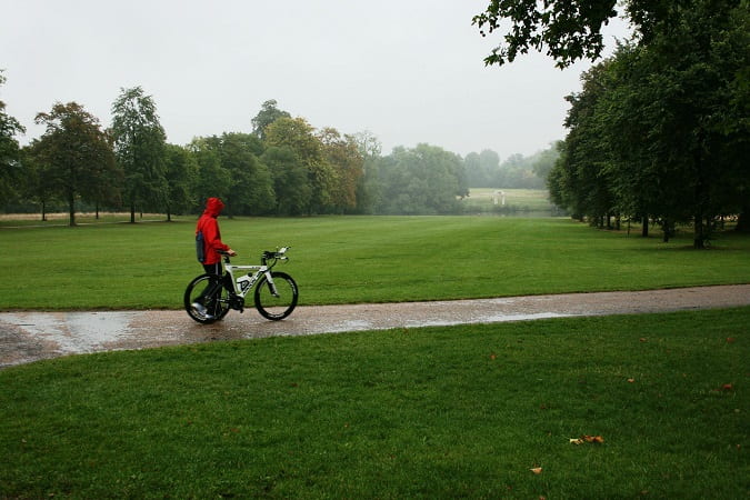 雨の日に自転車で濡れない方法は？カッパ以外の方法や前髪、荷物、靴などが濡れない方法も！